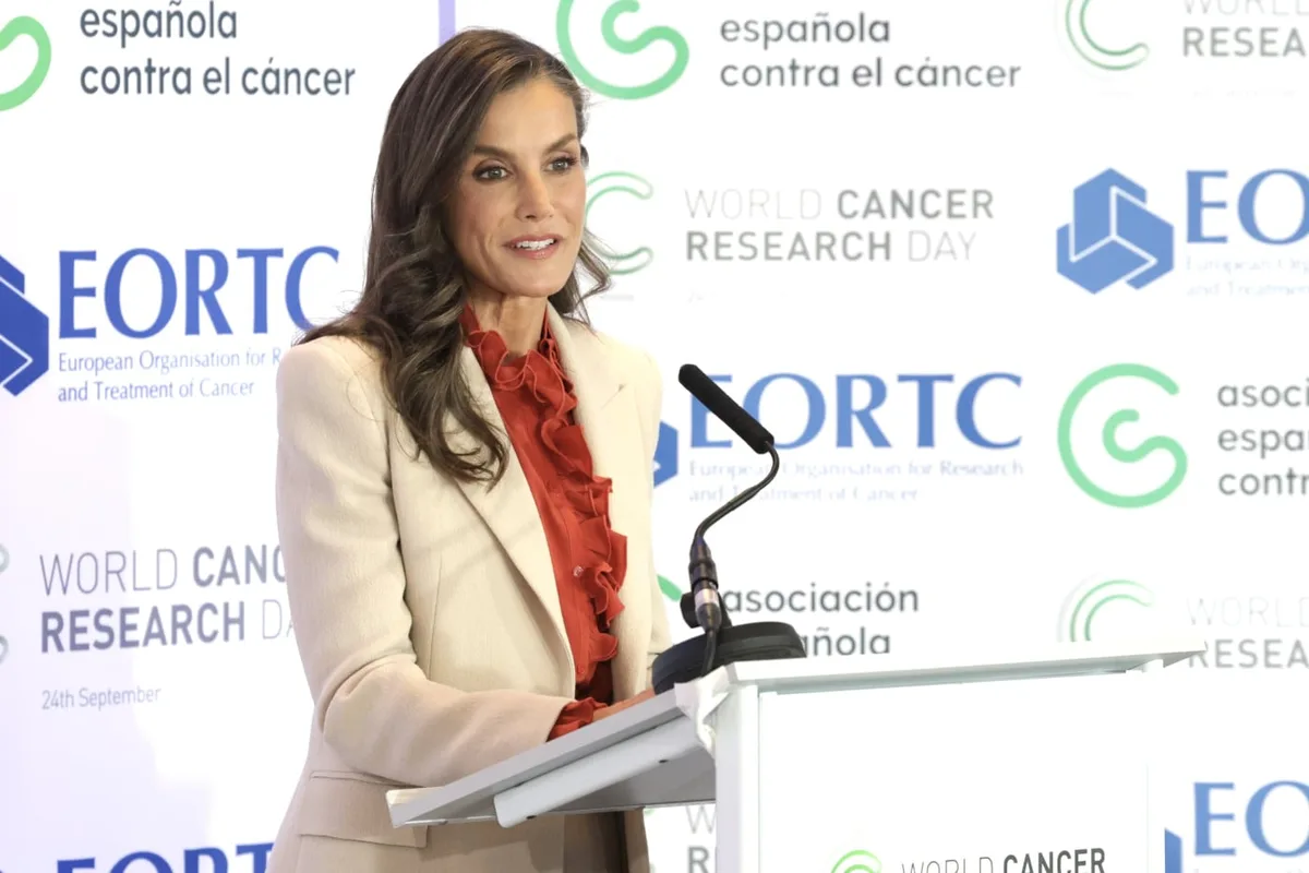La reina Letizia deslumbra en Bruselas junto a la princesa Dina de Jordania al combinar su traje sastre con una llamativa blusa de volantes coral