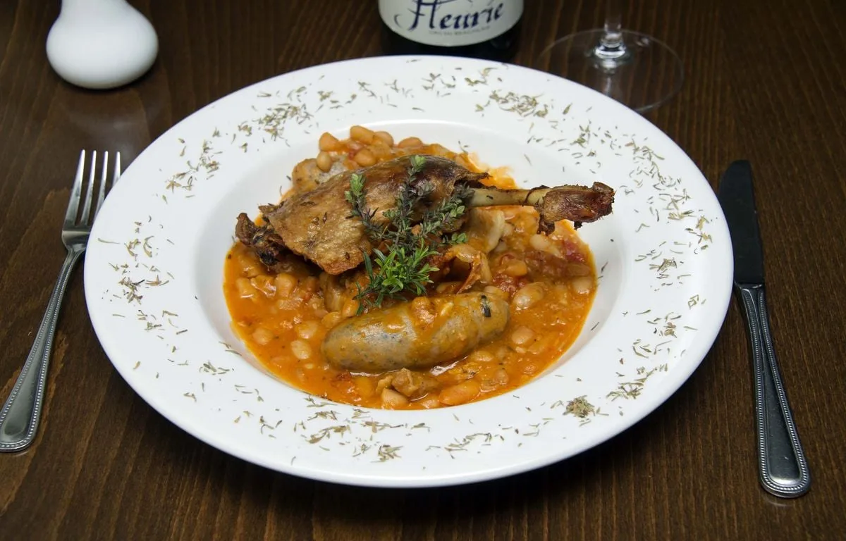 Amende à 2.700 euros pour un cassoulet : La passagère et le douanier australien invités à une dégustation à Castelnaudary