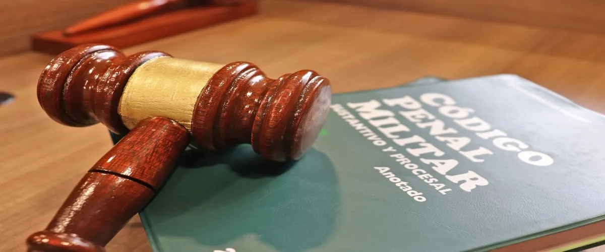 Exjuez penal militar fue acusado por extorsionar a un capitán del Ejército: le había ofrecido $40 millones para salvarlo de un proceso judicial
