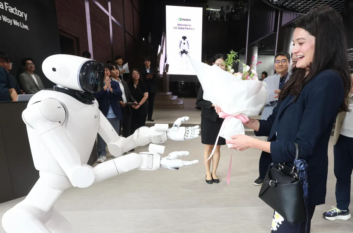 ‘LG 클로이드’ 꽃다발 받는 매디슨 황 엔비디아 수석 이사