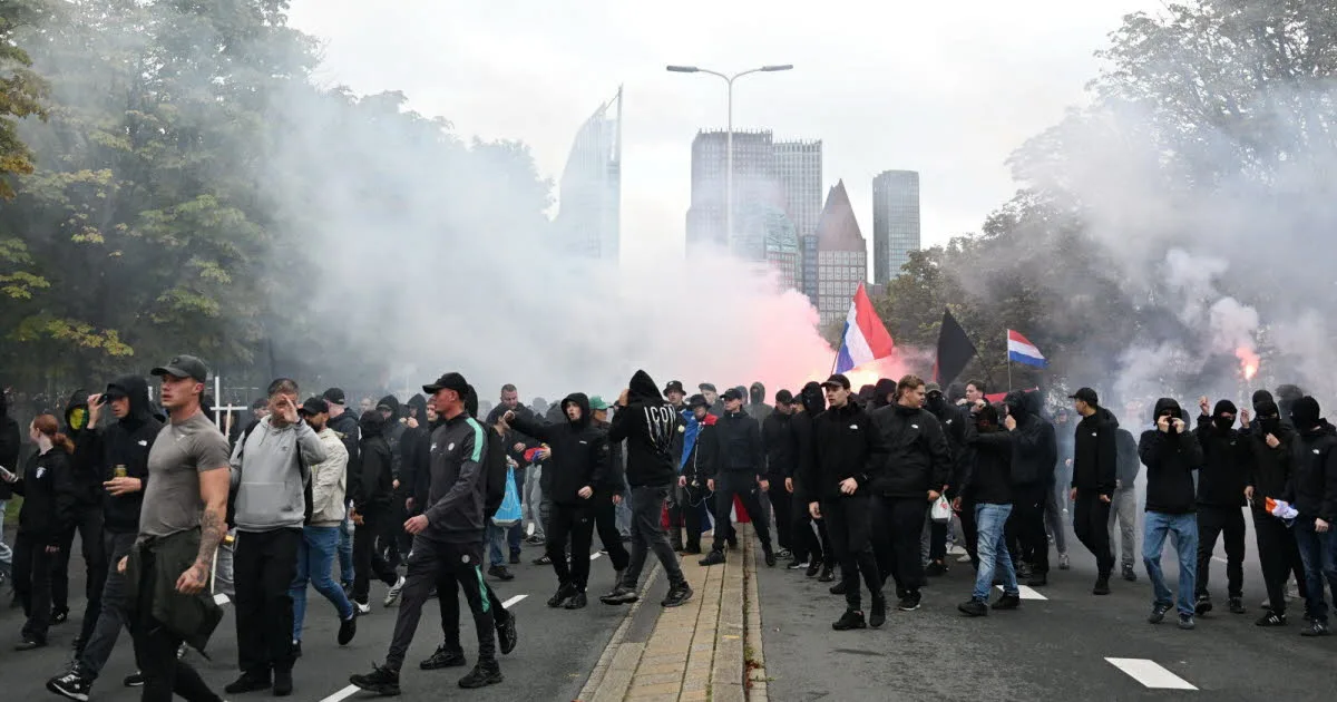 Pays-Bas. Saluts hitlériens, slogans antisémites... Une manifestation d'extrême droite vire à l'affrontement avec la police