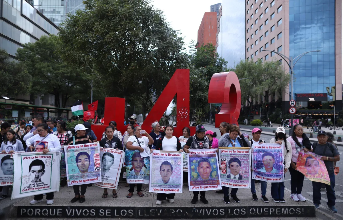 Sheinbaum niega protección al Ejército en caso Ayotzinapa; presentará informe esta semana