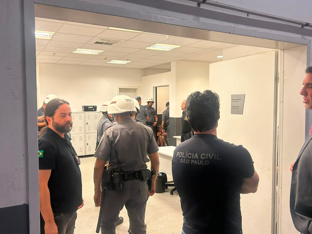 Torcedores de Corinthians e Rosario são levados pela PM a Juizado após confusão na arena
