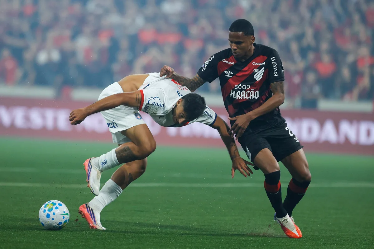 Everaldo perde pênalti, Bahia é derrotado pelo Athletico e deixa o G-4