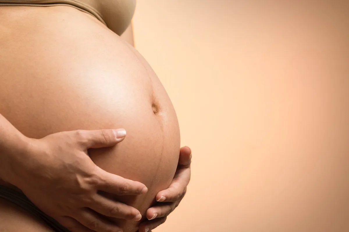 Mulher australiana dá à luz gémeos sem qualquer laço biológico