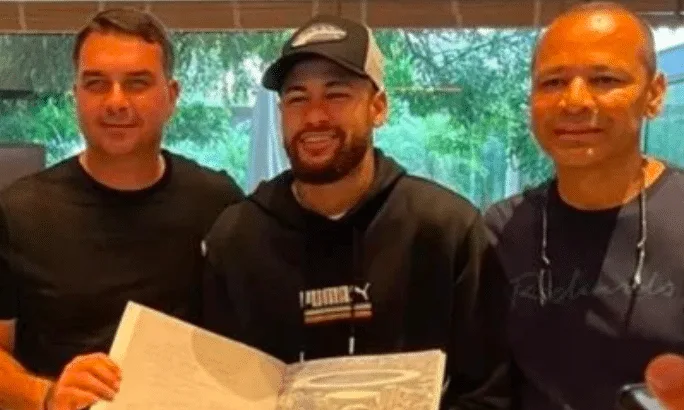 “Flávio B e Neypai estão me cobrando”: Flávio Bolsonaro e pai de Neymar Jr cobraram repasses de Vorcaro, mostram mensagens