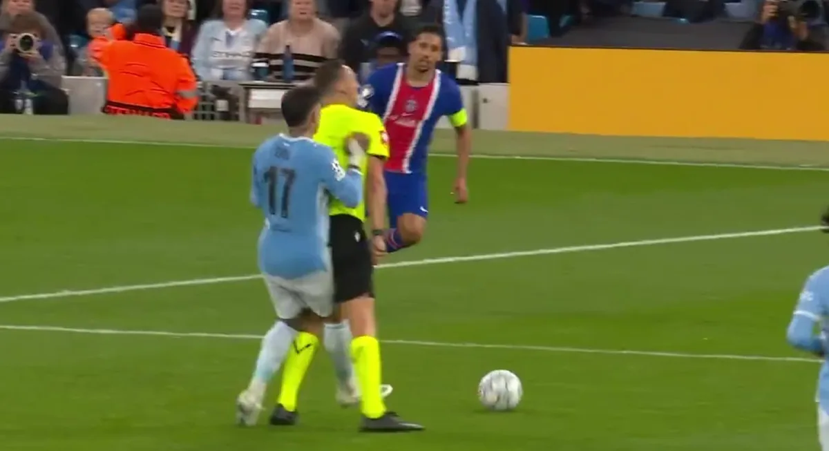 El empujón de Enzo Fernández al árbitro en la derrota del Manchester City frente al PSG por la Champions League