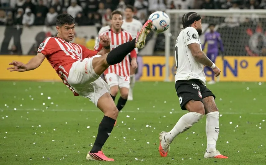 Corinthians perde pênalti no fim e cai para o Estudiantes na Libertadores
