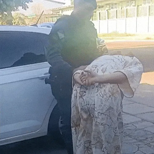 Mulher invade salão, agride gerente e diz ter recebido ordem para matá-la