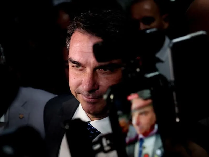 UFRJ nega que Flávio tenha feito pós; campanha admite "equívoco"