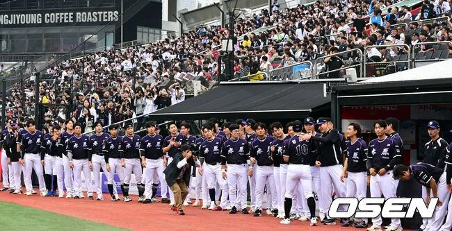 [사진]KT 전 동료들에게 축하 받는 황재균