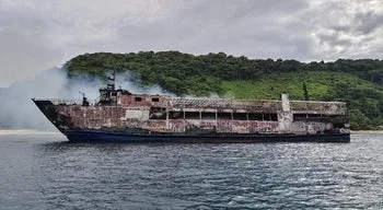 Socorristas aguardam entrada em embarcação ardida nas Filipinas com 84 desaparecidos
