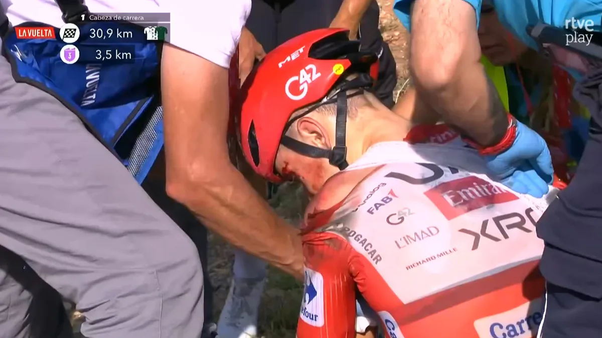 Pogacar se cae a falta de 32 kilómetros de meta y abandona La Vuelta en la octava etapa