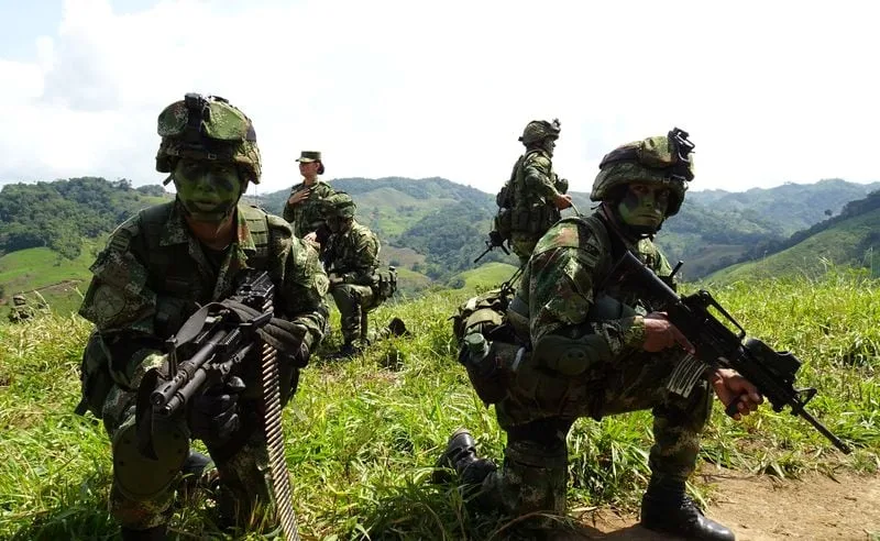 Fuego amigo en el Ejército: dos soldados resultaron heridos luego de que sus compañeros los confundieran como integrantes del Clan del Golfo