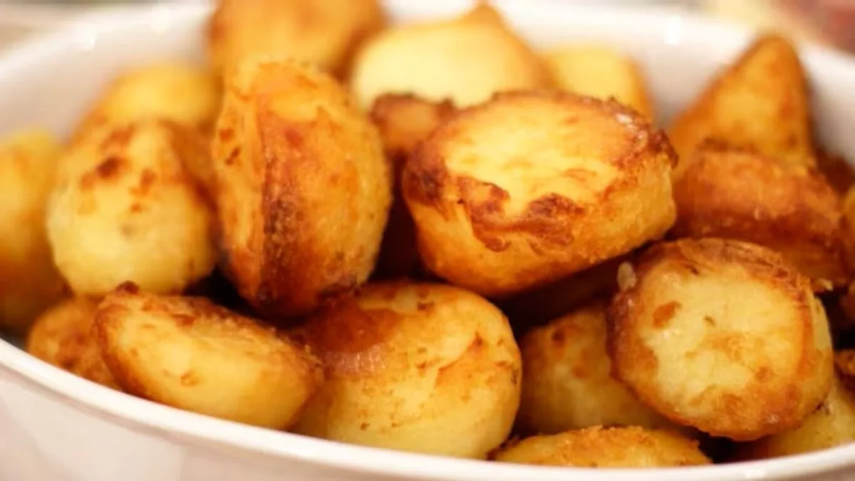Ni más aceite ni polenta: el truco de los chefs para que papas al horno queden más crujientes está en la temperatura