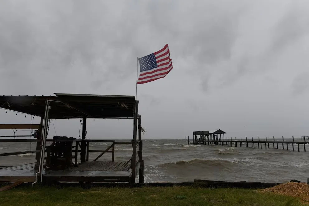 Más de 390.000 viviendas quedaron sin electricidad en Florida y Alabama debido al huracán Isaías