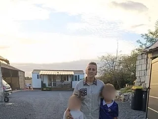 Elle risque l’expulsion avec ses enfants après avoir installé sans autorisation un mobile home sur son terrain