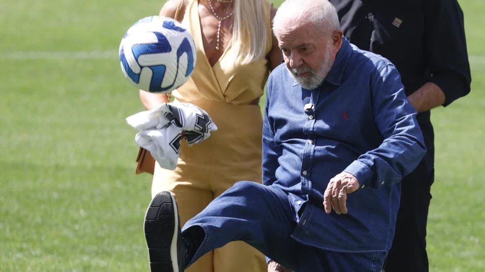 Lula sugere que Caixa crie “Desenrola” para clubes de futebol quebrados