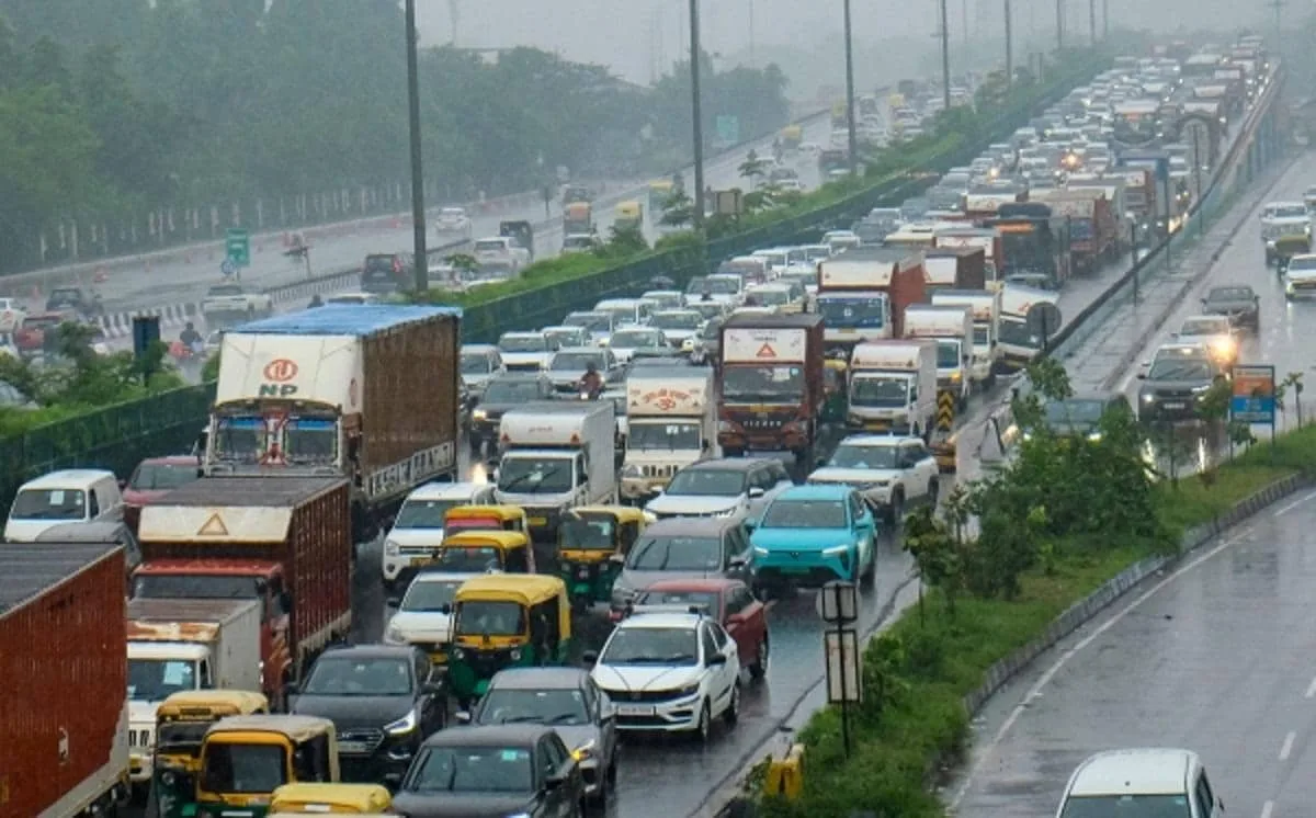 Educate customers on vehicle safety features, MoRTH tells auto dealers