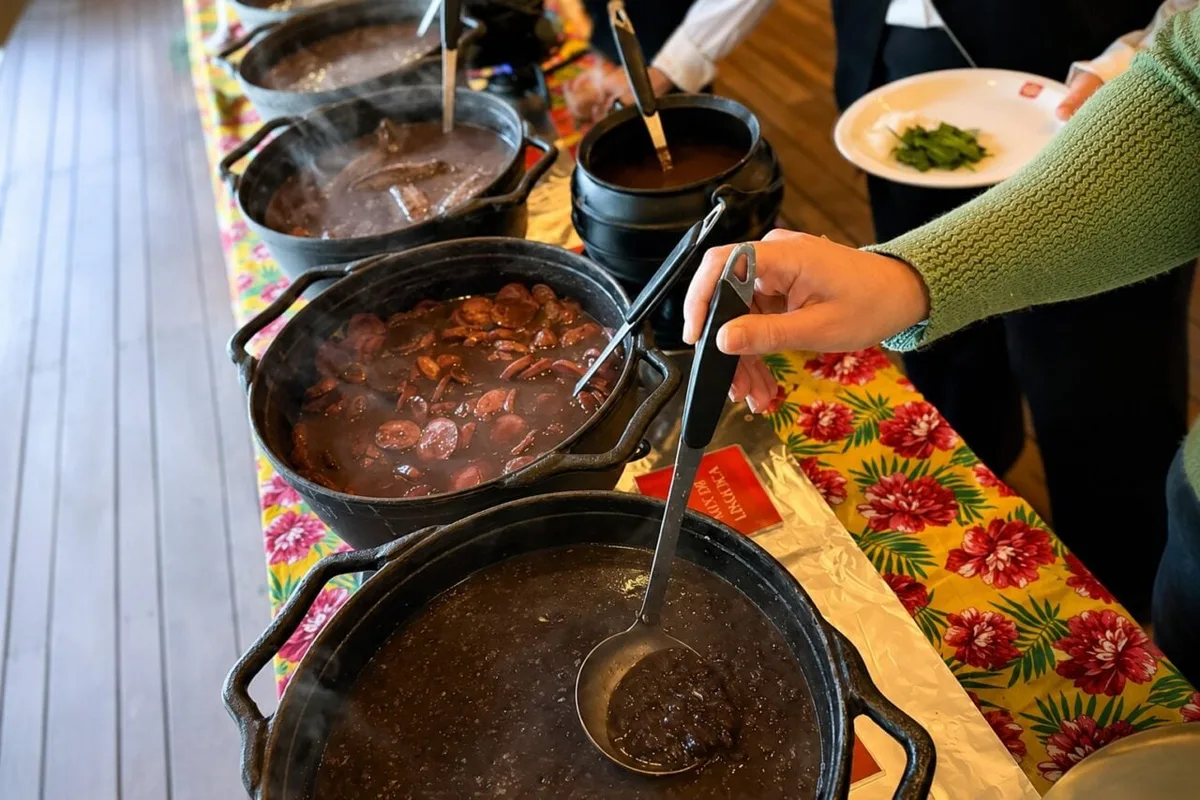 Boteco de Curitiba serve feijoada com música ao vivo neste fim de semana