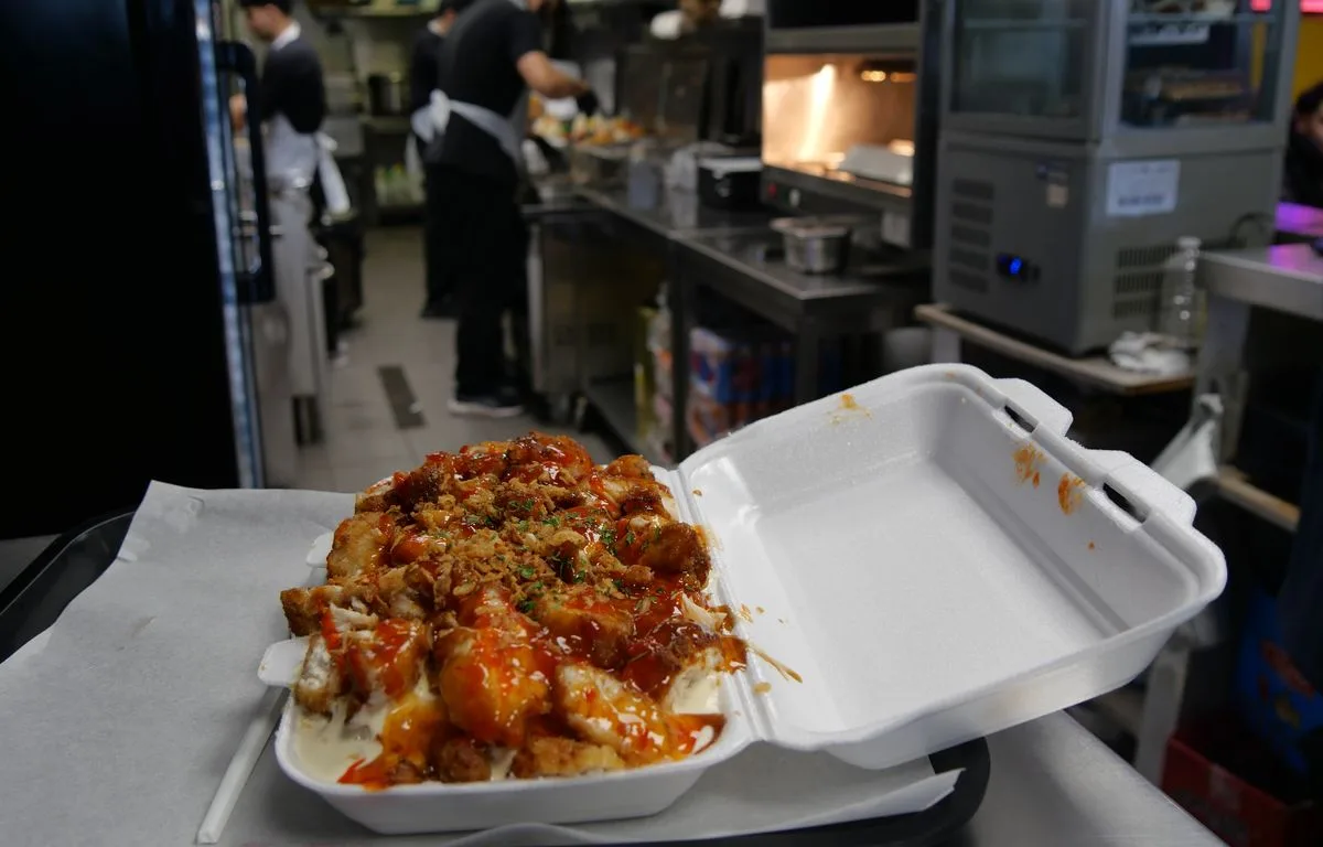 Tasty Crousty, Master Poulet ou Chicken Street… Que cachent vraiment les barquettes de poulet frit à 9 euros