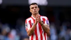 «Covid»: Xhaka provocado por adepto devido a certificado falso