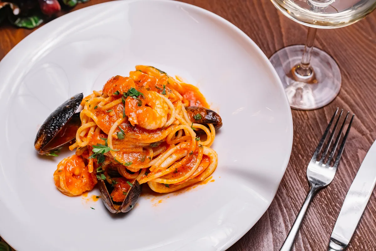 Receta de pasta con salsa de tomate y mejillones, una delicia con sabor marinero para disfrutar cualquier día de la semana