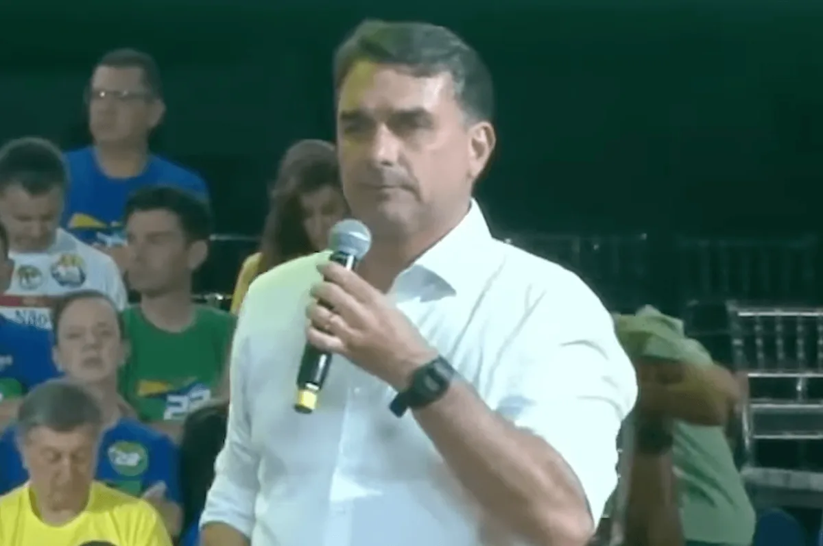 Flávio diz que Eduardo errou ao elogiar Trump por tarifas