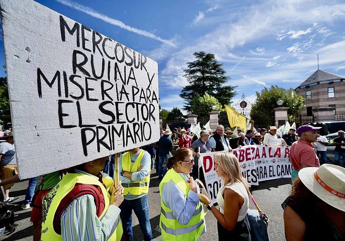Cientos de agricultores se concentran para exigir un «respuesta inmediata» a la situación «crítica» del cereal