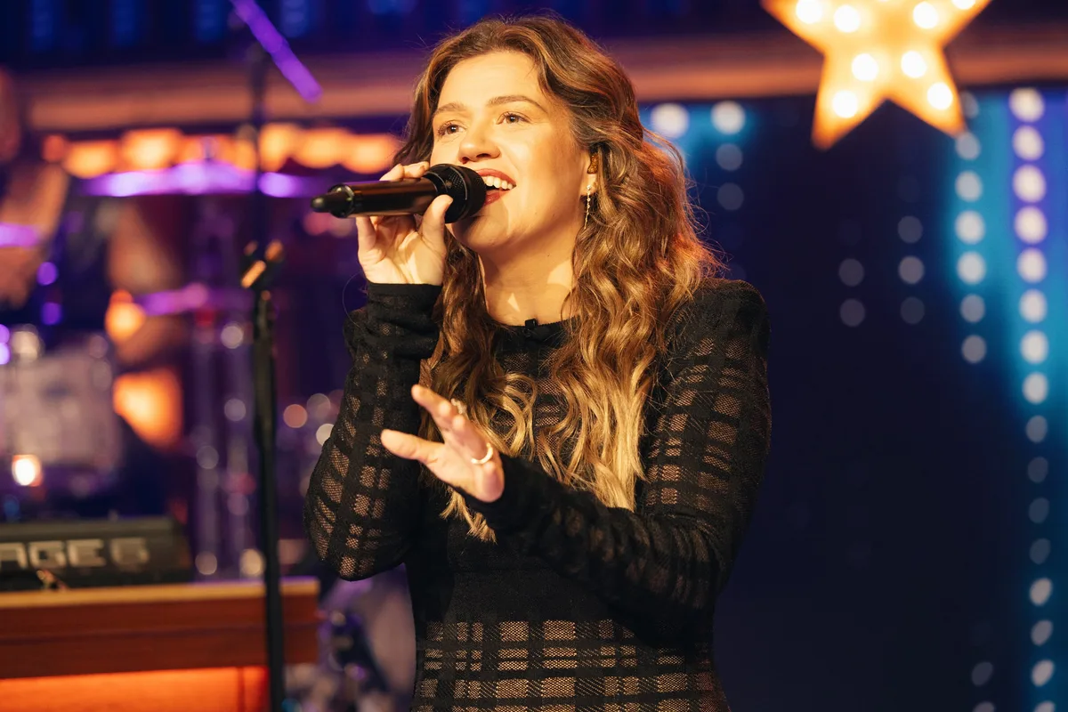 Store Responds to Kelly Clarkson’s ‘Pretty Woman’ Accusation