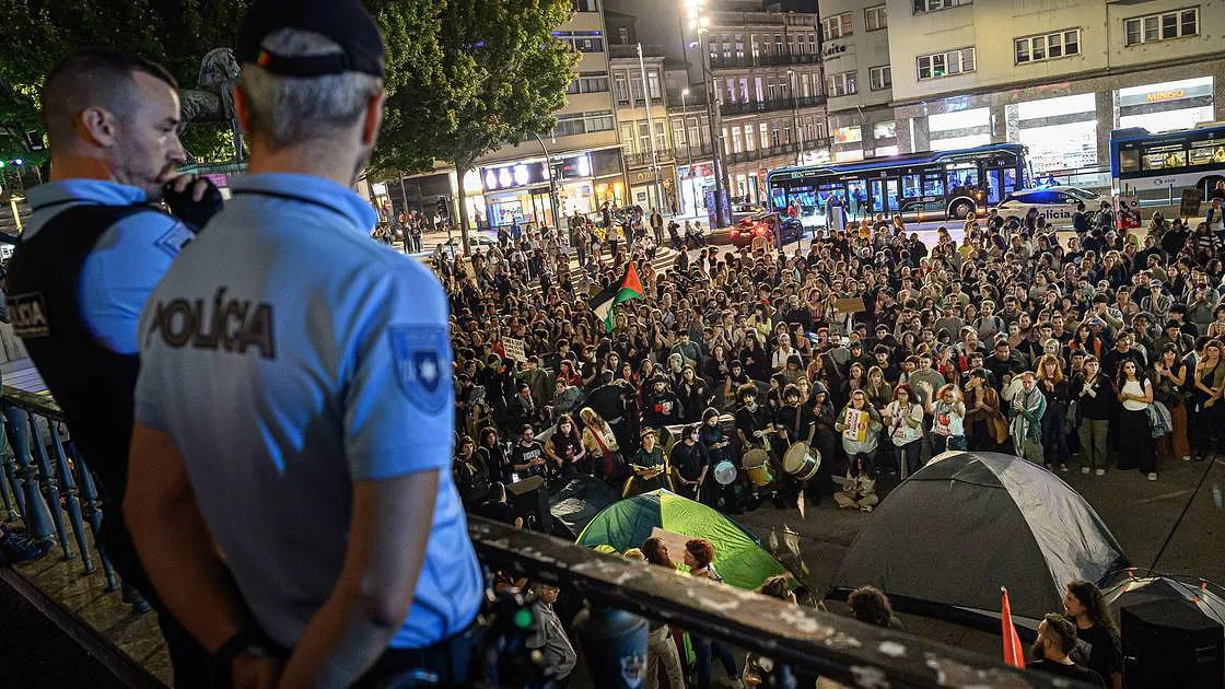 Manifestantes e polícia entram em confrontos no Porto, Movimento pela Habitação fala em 37 feridos