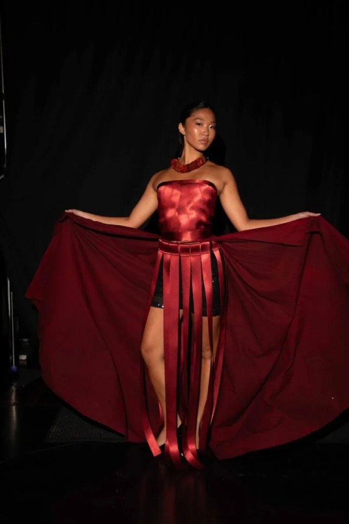 Curitibana leva moda feita com cintos de segurança para passarela em Nova York