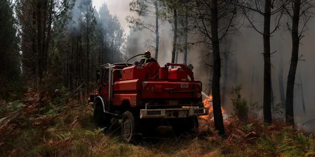 EN DIRECT, incendies et canicule : le feu dans les Landes a parcouru 1 300 hectares ; 83 départements en vigilance orange