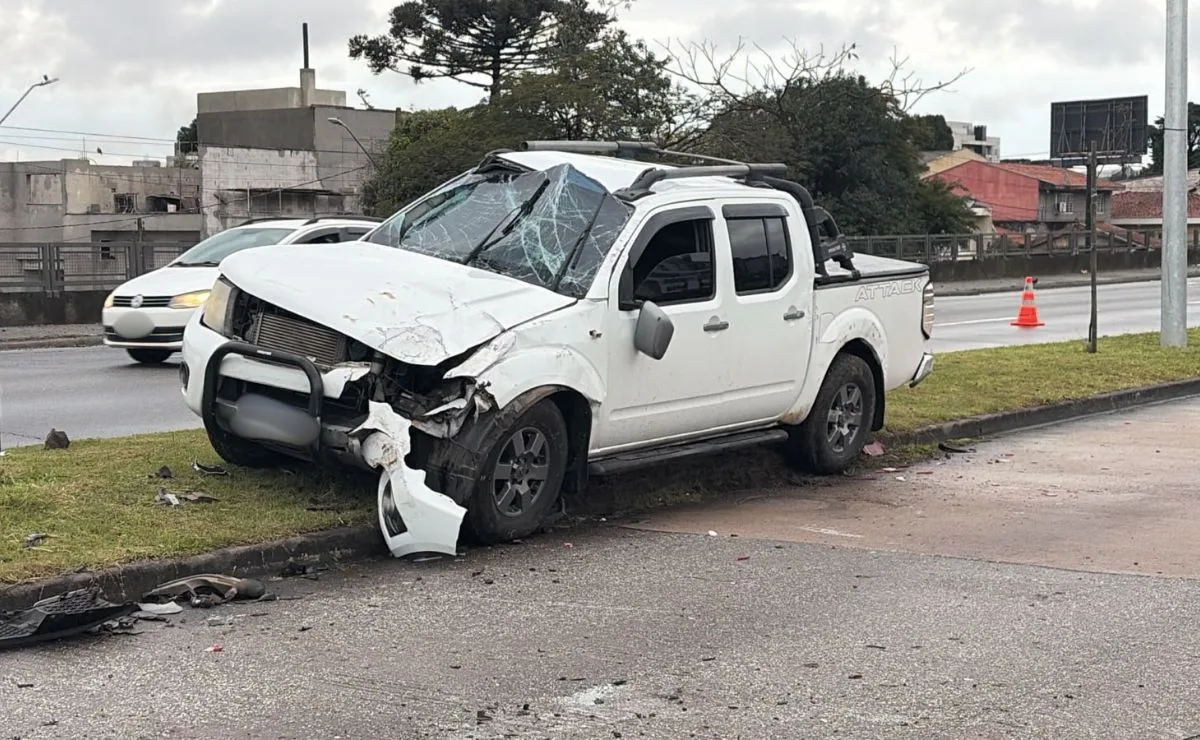 Motorista sofre ferimento no crânio ao bater caminhonete contra poste e capotar na Linha Verde, em Curitiba