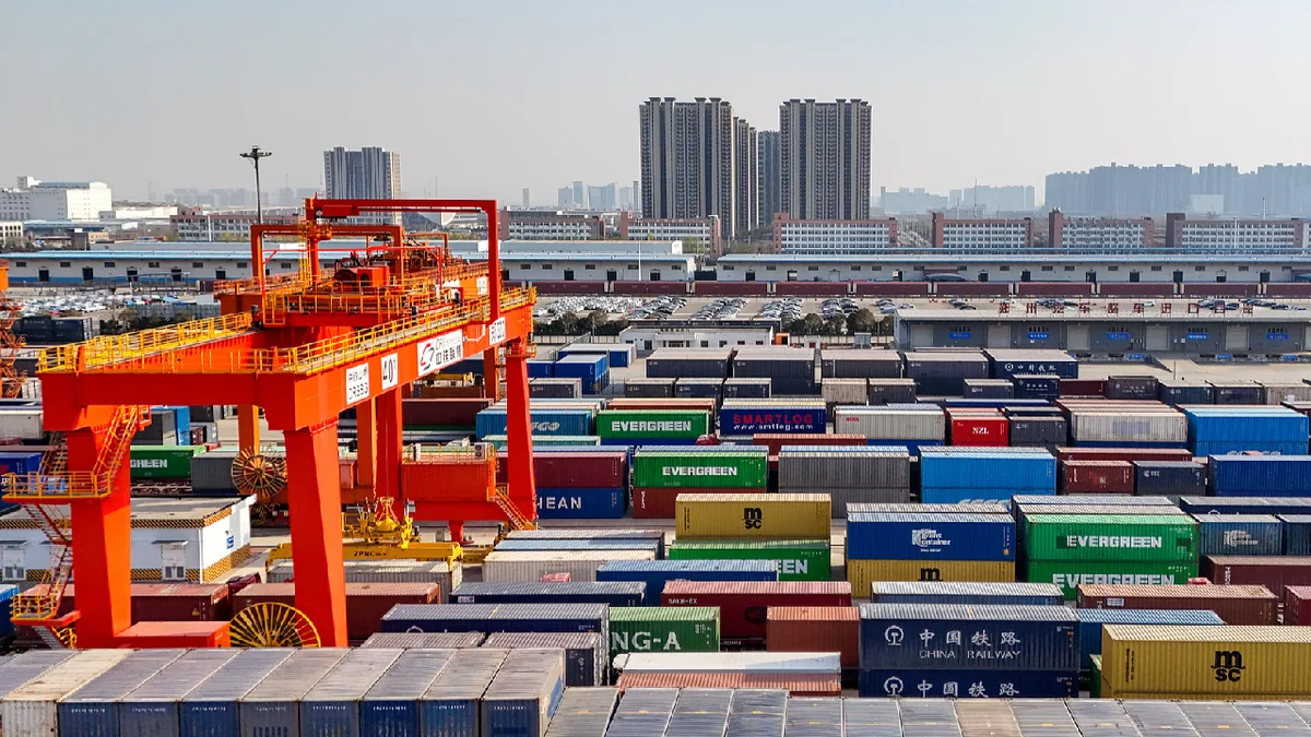 How can China-EU economic and trade relations strike a new balance?