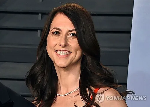 베이조스와 이혼 뒤 소설가로 돌아온 스콧…새 작품 발표