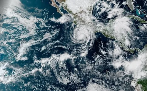 Huracán Trudy avanza hacia Jalisco y Colima; pronostican lluvias torrenciales, fuerte oleaje y mayor fuerza