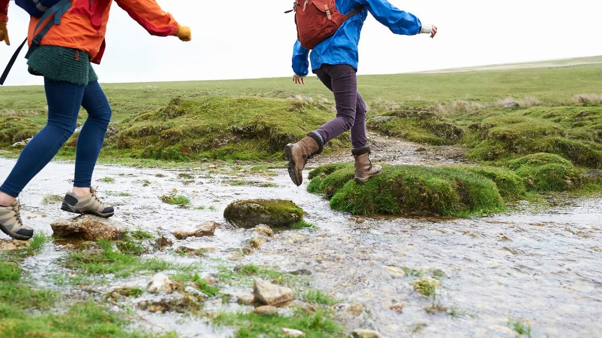 Outdoor-Ratgeber: Trocken unterwegs: Warum wasserdichte Wanderschuhe sinnvoll(er) sind