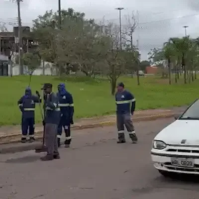 Após carros terem pneus furados, Prefeitura tapa buracos na Costa e Silva