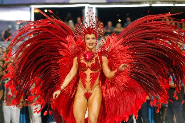 Virginia deixa posto de rainha de bateria da Grande Rio: 'Não sei fazer nada pela metade'