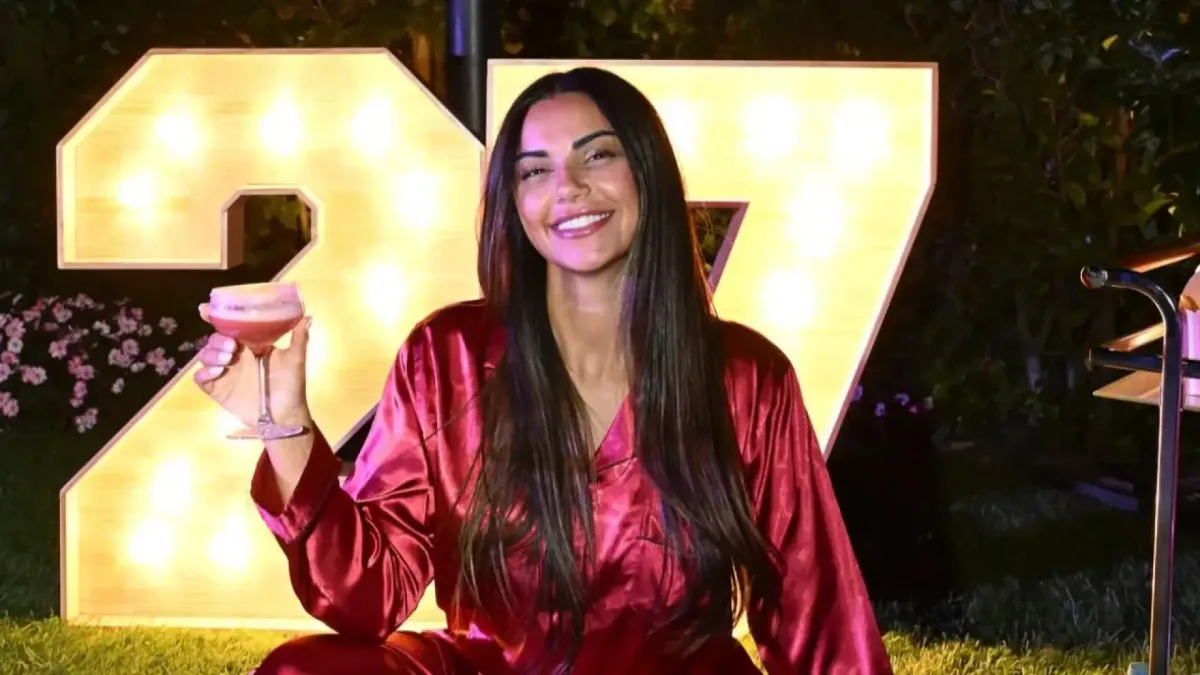 Claudia Rodríguez, mujer de Marc Cucurella, celebra sus 27 años con una fiesta de pijamas en el jardín de su casa