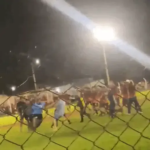 Final de futebol amador termina em pancadaria entre árbitro, jogadores e torcida