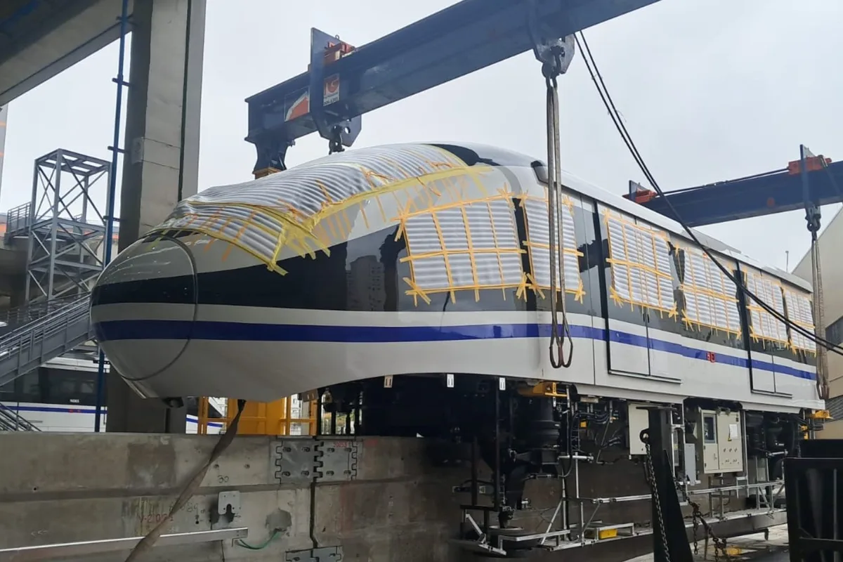 BYD assume linha de trem inacabada e aumenta frota chinesa em cidade