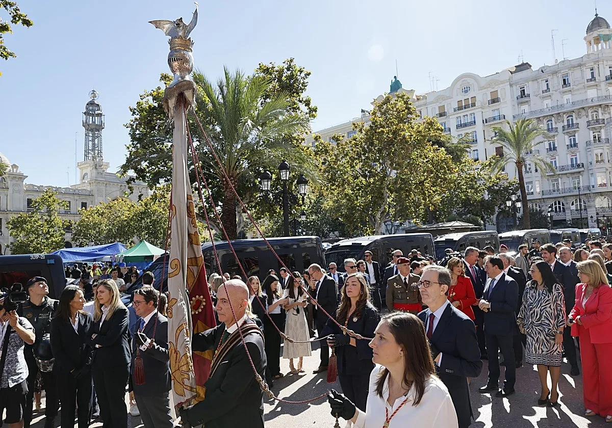 El 9 d'Octubre convive en Valencia con la acampada en una plaza blindada