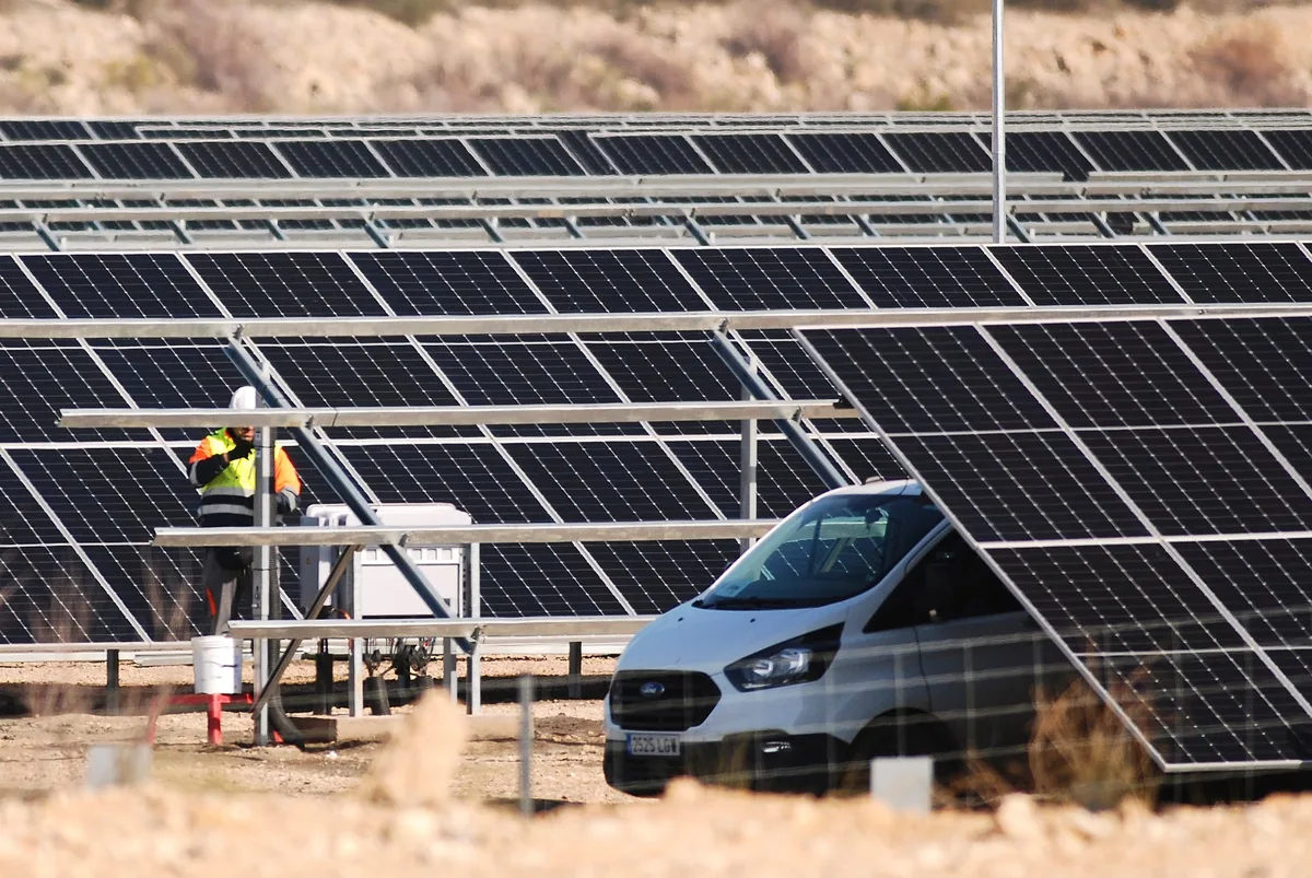 Ferrovial cancela el proceso de venta de su planta fotovoltaica en España en plena crisis del sector
