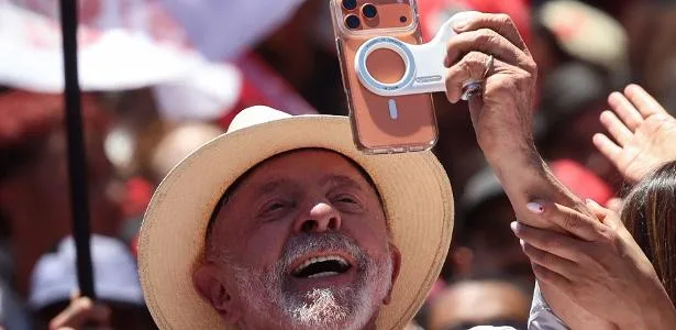 Financial Times diz que Lula usa 'vídeos de selfie' para ganhar de Flavio