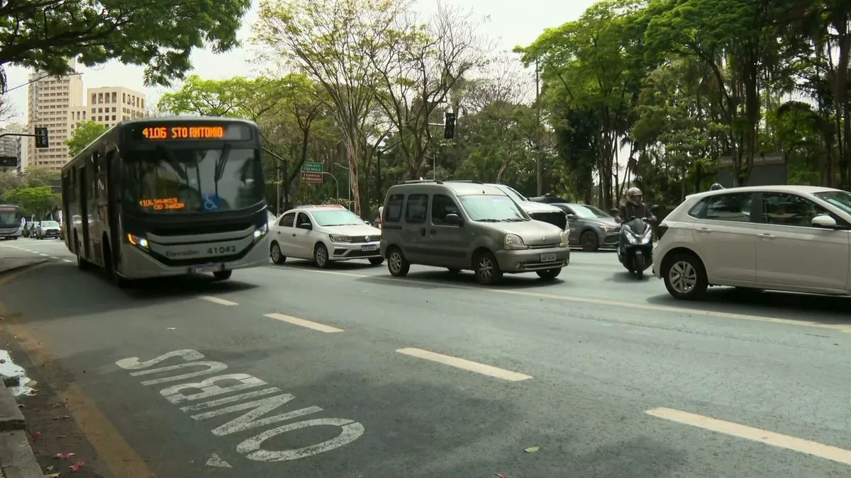 BH implanta faixa exclusiva para ônibus na Afonso Pena; saiba o que muda