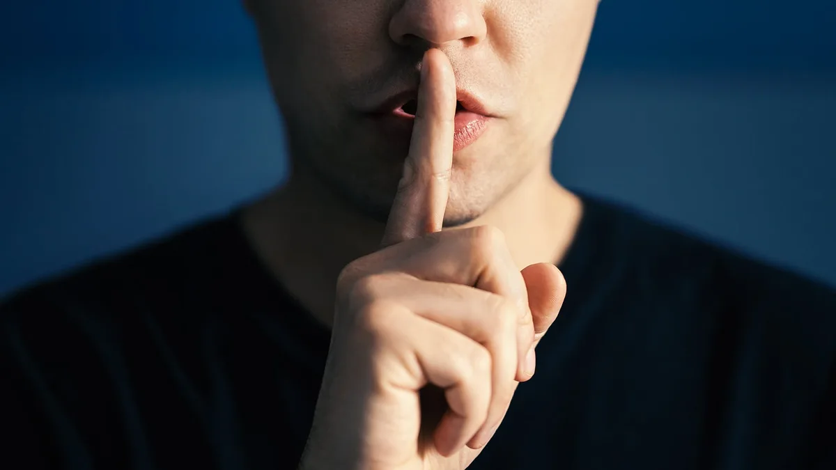 Los psicólogos coinciden: las personas que guardan silencio al discutir no solo son reflexivas, también se cuidan a ellas mismas