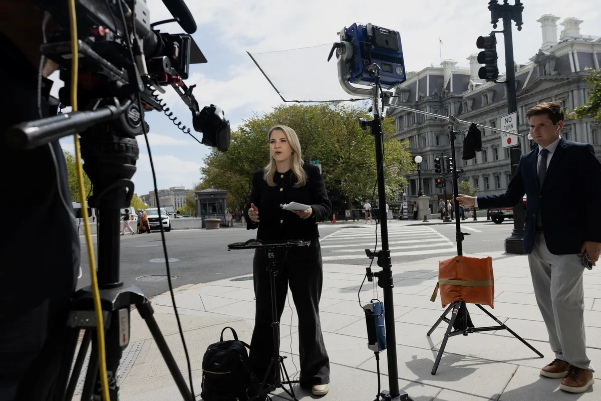 Redes de TV dos EUA suspendem de cobertura conjunta da Casa Branca após Trump banir acesso de jornalistas