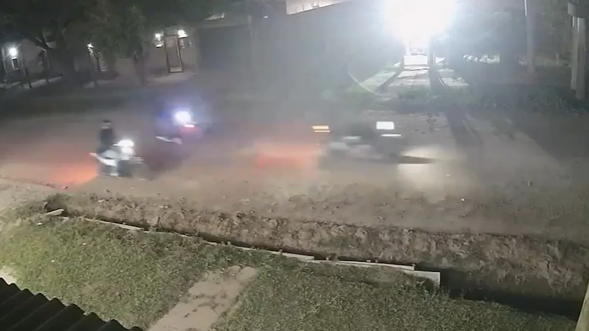 “Dame porque te quemo”: cuatro delincuentes lo interceptaron, lo amenazaron con un arma y le robaron la moto